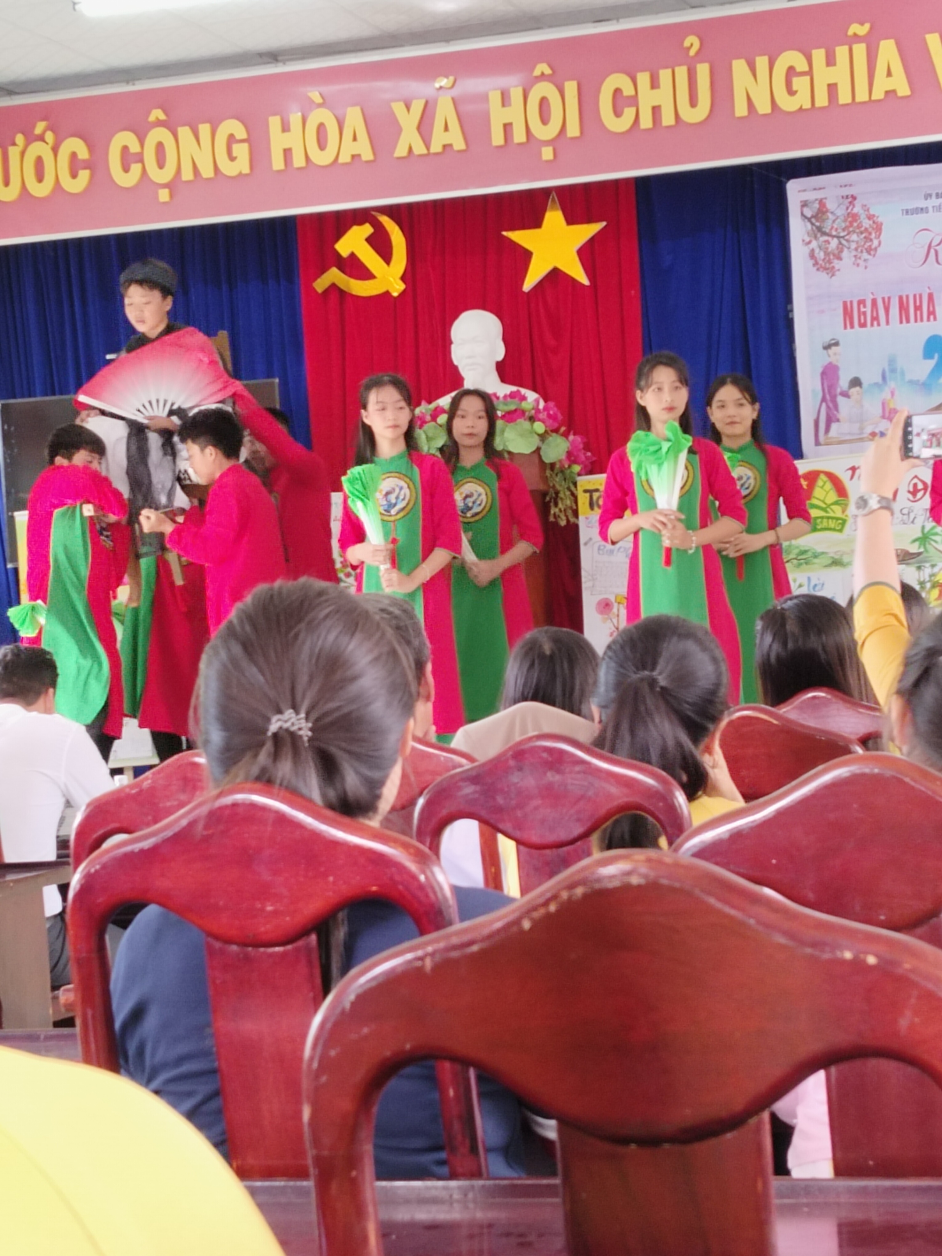 Văn nghệ chào mừng ngày Nhà Giáo Việt Nam (20-11)